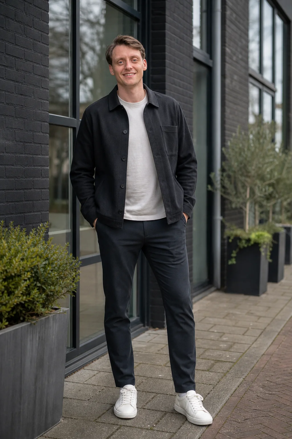 Mike van der Hammen bij een kantoor